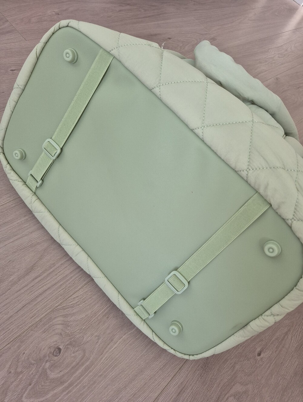 Poppy & Peonies Quilted Voyager bag in Mint Color - Picture 4 of 10